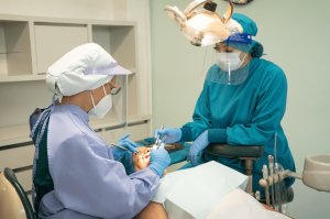 Periodoncista atendiendo a paciente con enfermedad periodontal